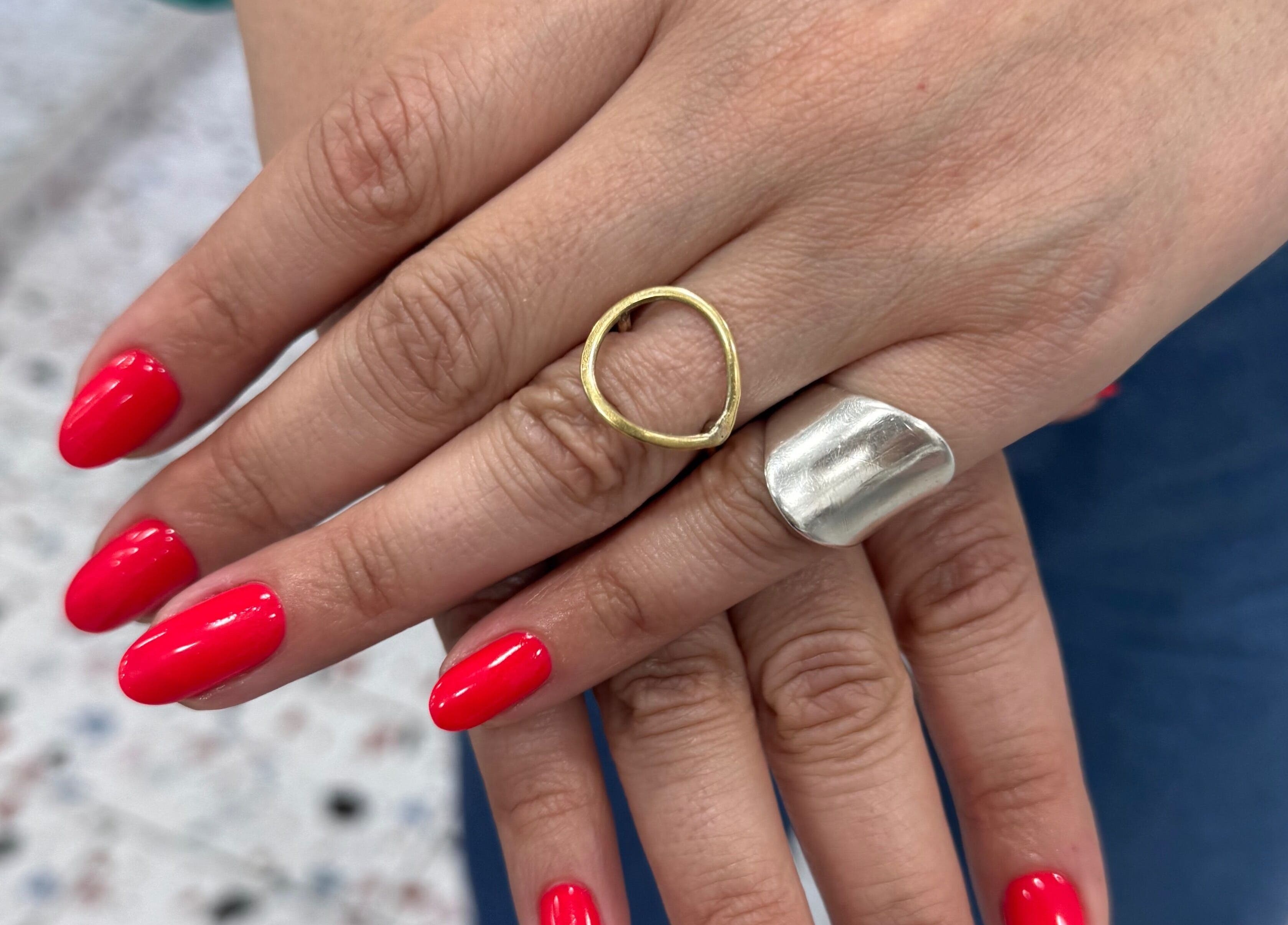 Λαμπερά κόκκινα νύχια με ασημένιο δαχτυλίδι στο Alexandra Nails Kolonaki, Αθήνα, GR.