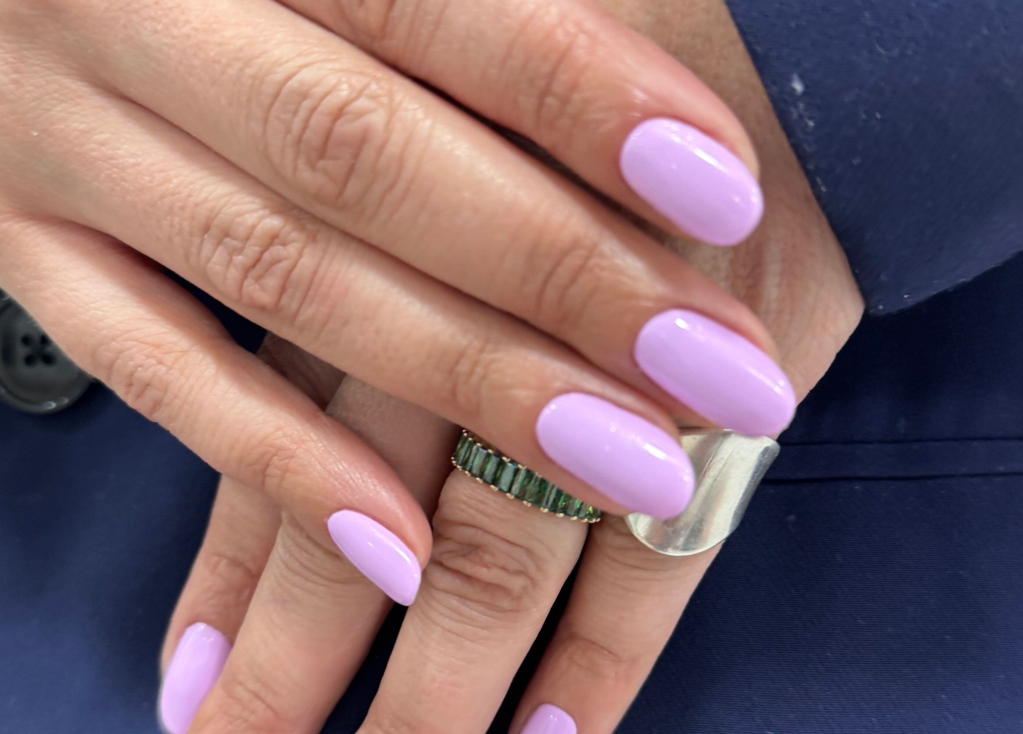 Λαμπερά λιλά νύχια στο Alexandra Nails Kolonaki, Αθήνα, GR με κομψά δαχτυλίδια.