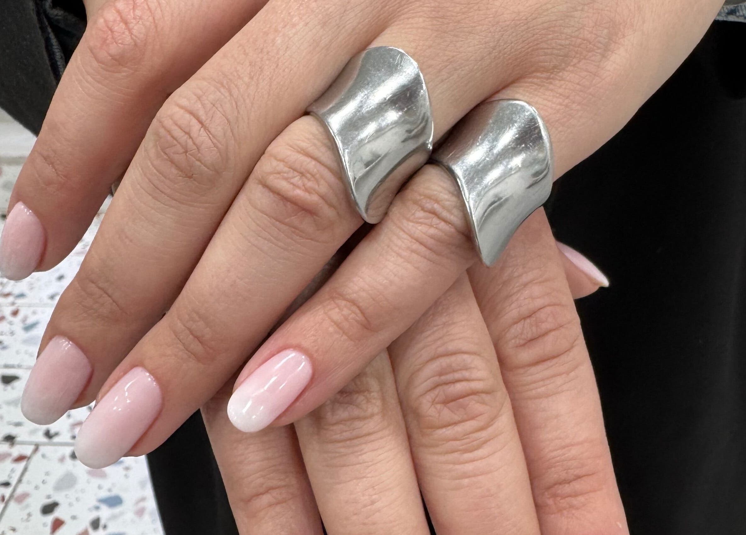 Μανικιούρ με ροζ αποχρώσεις και κομψά δαχτυλίδια από το Alexandra Nails Kolonaki, Αθήνα, GR.