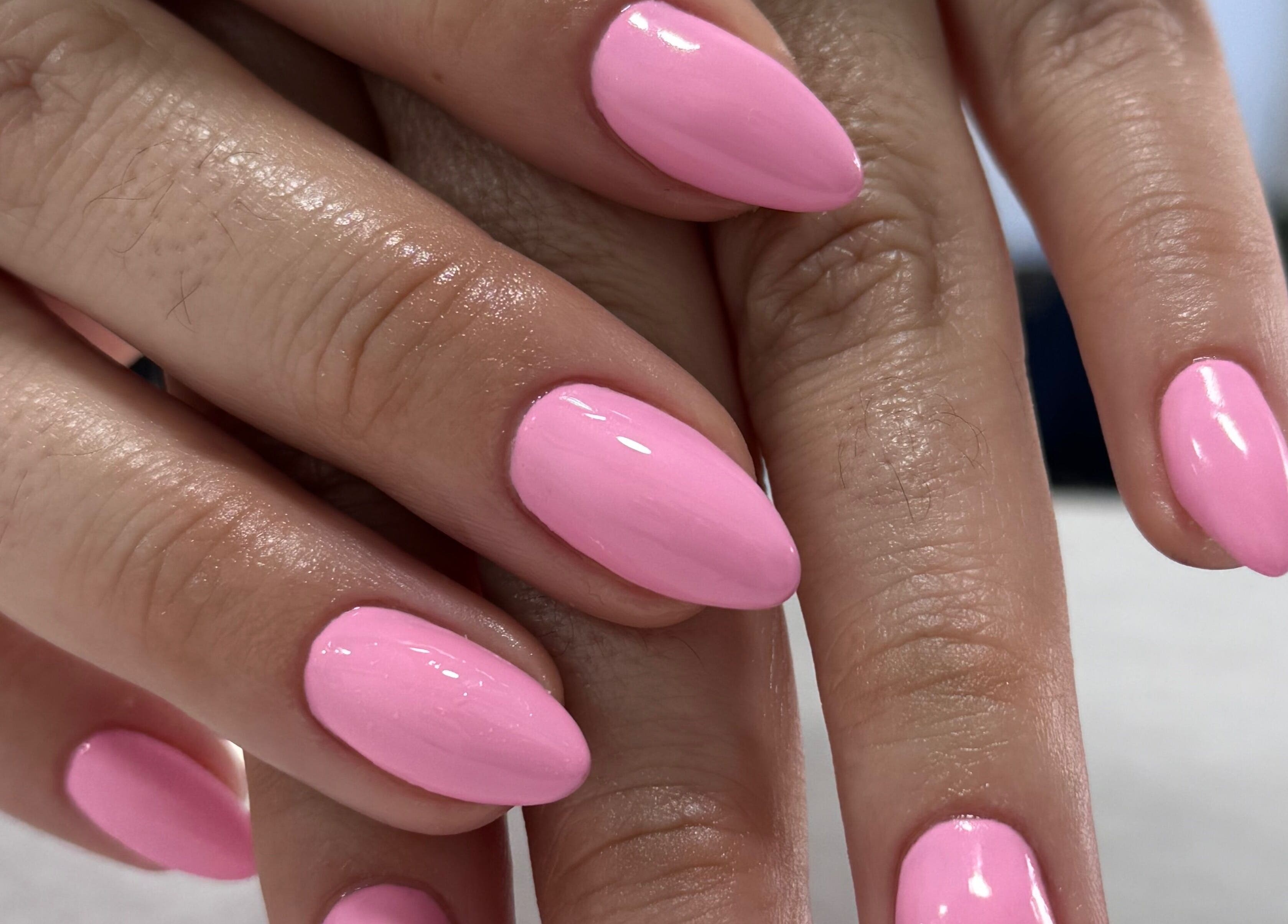 Λαμπερά ροζ νύχια μανικιούρ στο Alexandra Nails Kolonaki, Αθήνα, GR.