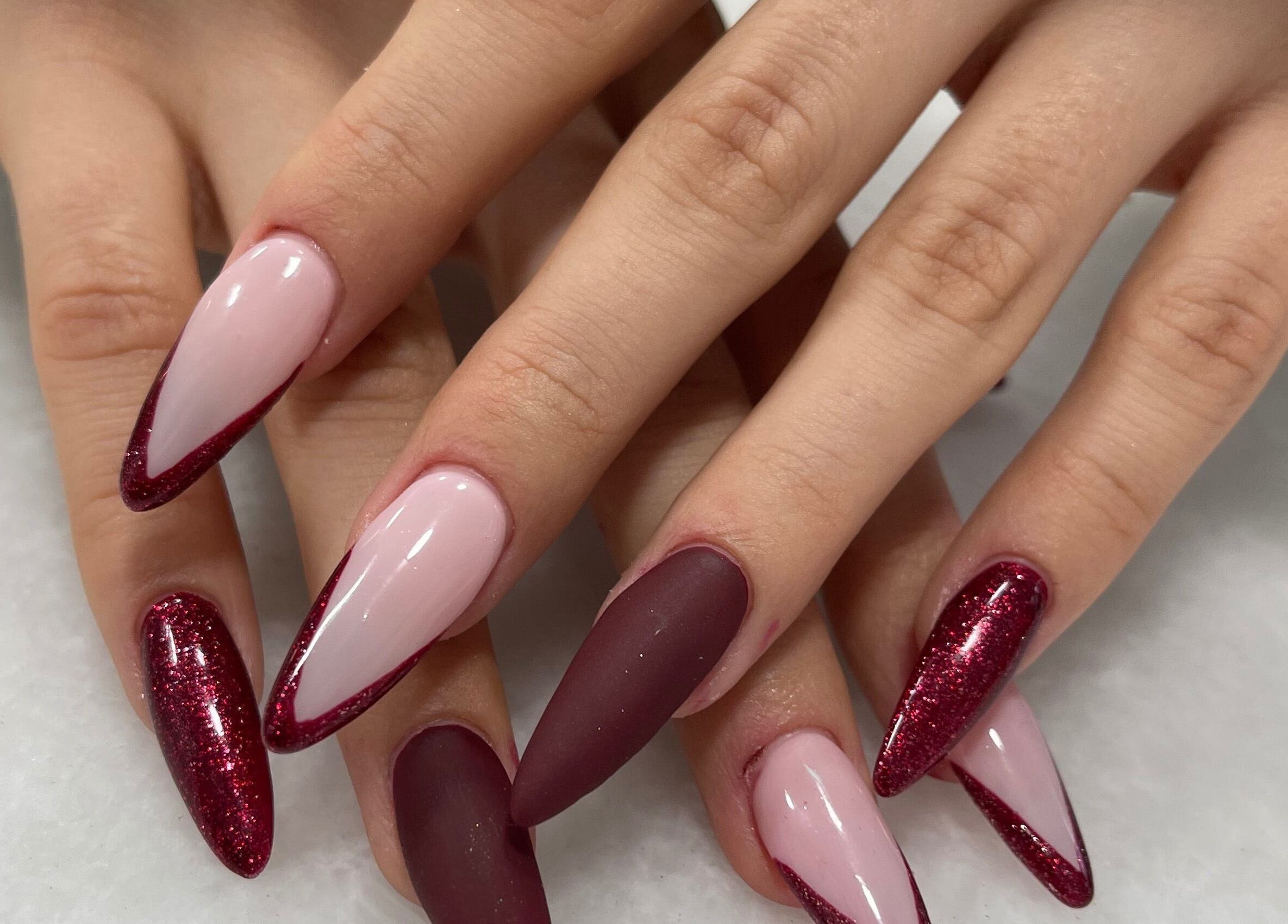 Μακριά νύχια με κόκκινες και ροζ αποχρώσεις στο Alexandra Nails Kolonaki, Αθήνα, GR.