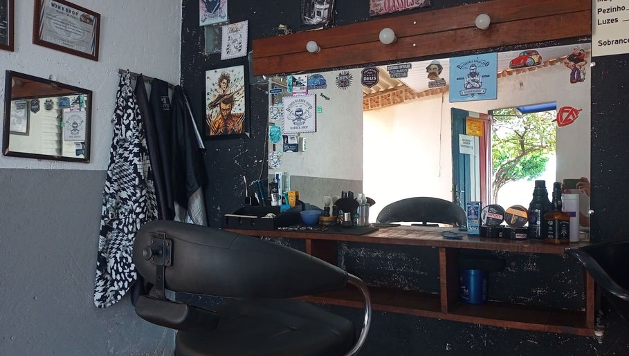 Espaço acolhedor com espelho e cadeira de barbeiro no JC Barbeiro, São Paulo, São Paulo, BR.