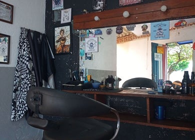 Espaço acolhedor com espelho e cadeira de barbeiro no JC Barbeiro, São Paulo, São Paulo, BR.