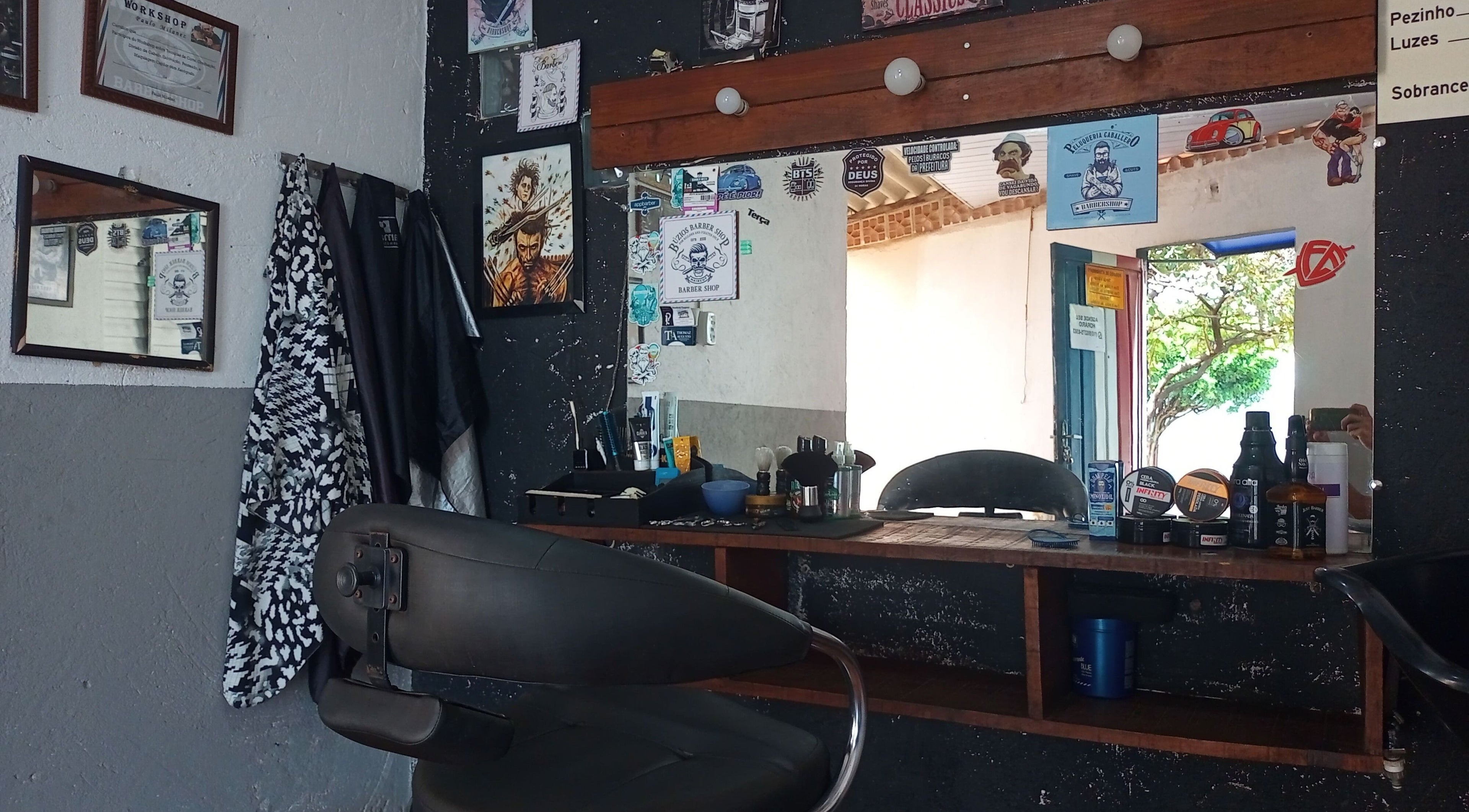 Espaço acolhedor com espelho e cadeira de barbeiro no JC Barbeiro, São Paulo, São Paulo, BR.