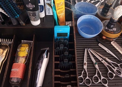 Ferramentas de barbeiro no JC Barbeiro em São Paulo, São Paulo, BR, incluindo tesouras, pentes e aparadores.