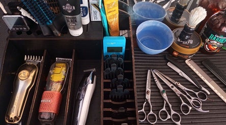 Ferramentas de barbeiro no JC Barbeiro em São Paulo, São Paulo, BR, incluindo tesouras, pentes e aparadores.