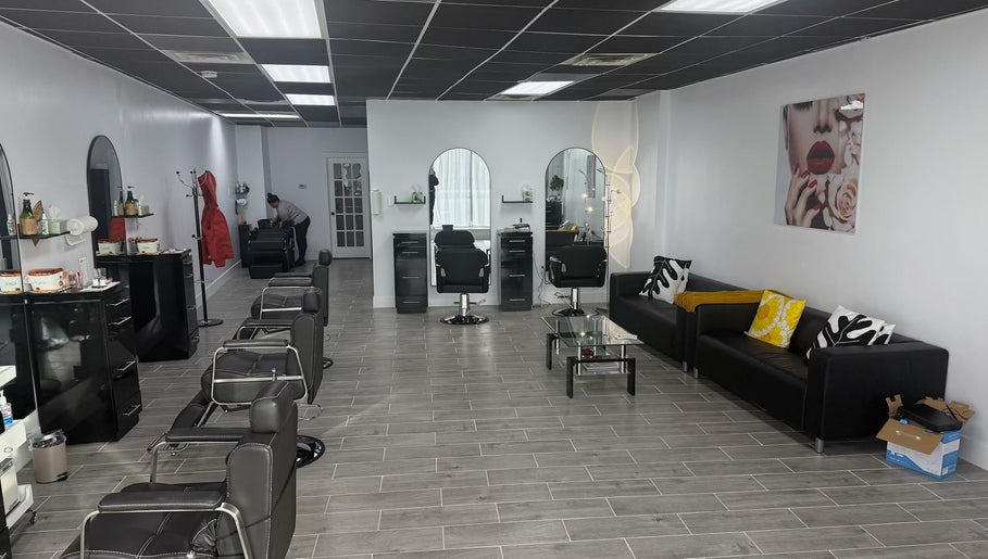 Looks Threading & Hair Salon afbeelding 1