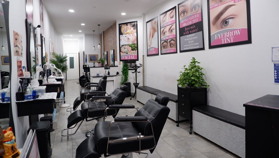 Looks Threading Beauty Salon – kuva 1