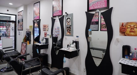 Looks Threading Beauty Salon – kuva 3