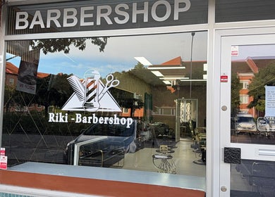 Exteriör av Barbershop i Ängelholm, Skåne Län, SE med stilfull inredning.