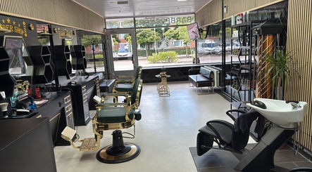 Ljus och stilren inredning på Barbershop i Ängelholm, Skåne Län, SE med eleganta stolar och speglar.