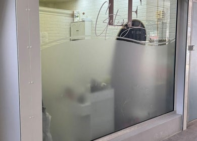 Elegant facade of Le Getaway by Lexx in Marigot, GP with frosted glass window and sleek design.