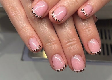 Glossed by Jorjah in Chelmsford, England, GB offers chic leopard print manicure.