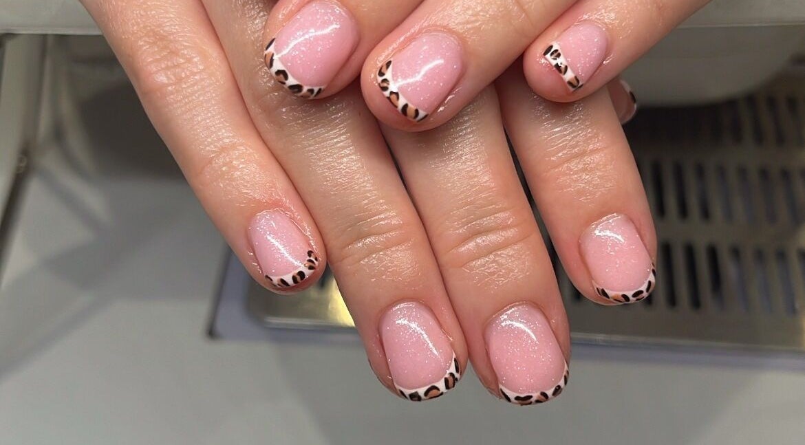 Glossed by Jorjah in Chelmsford, England, GB offers chic leopard print manicure.