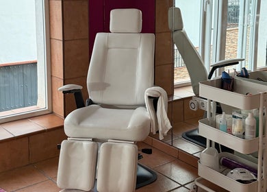Elegante sillón de belleza en Alejandra Peinado Centro Estético, Pinos Puente, Andalucía, ES.