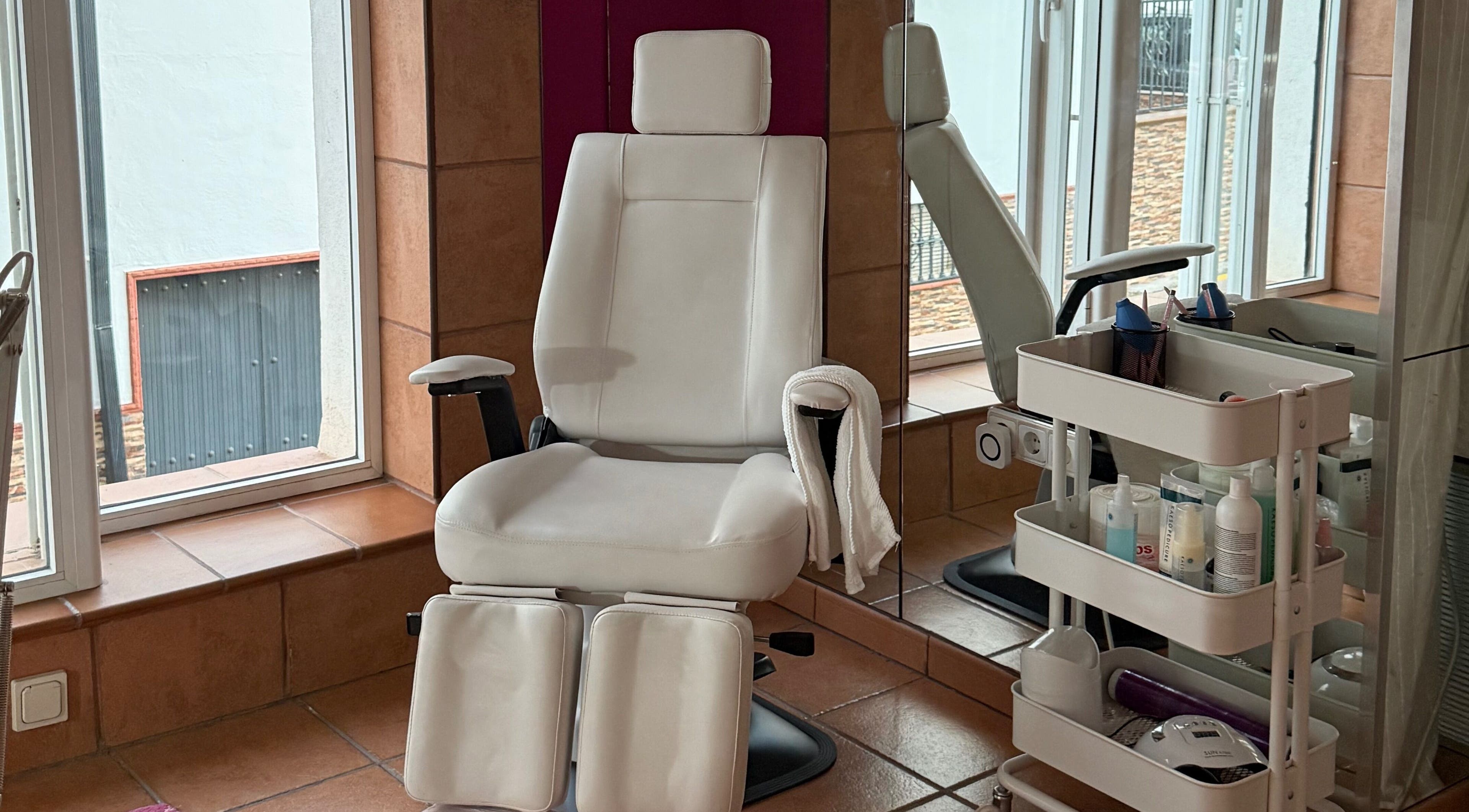 Elegante sillón de belleza en Alejandra Peinado Centro Estético, Pinos Puente, Andalucía, ES.