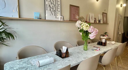 Luna & Wilde Brixton | BIAB Nails & Brows image 2