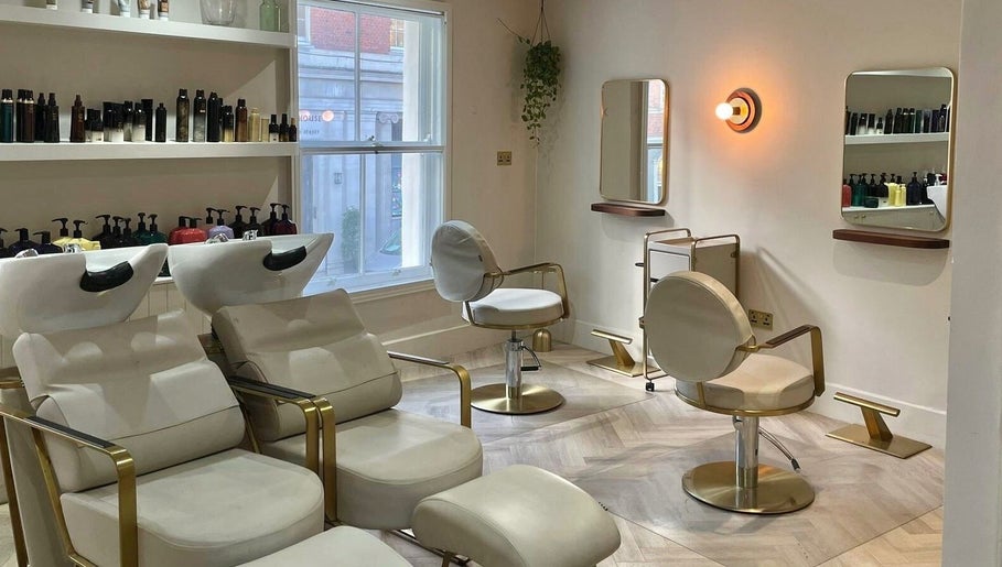 Luna & Wilde Belgravia | Victoria BIAB Nails & Balayage Hair Salon image 1