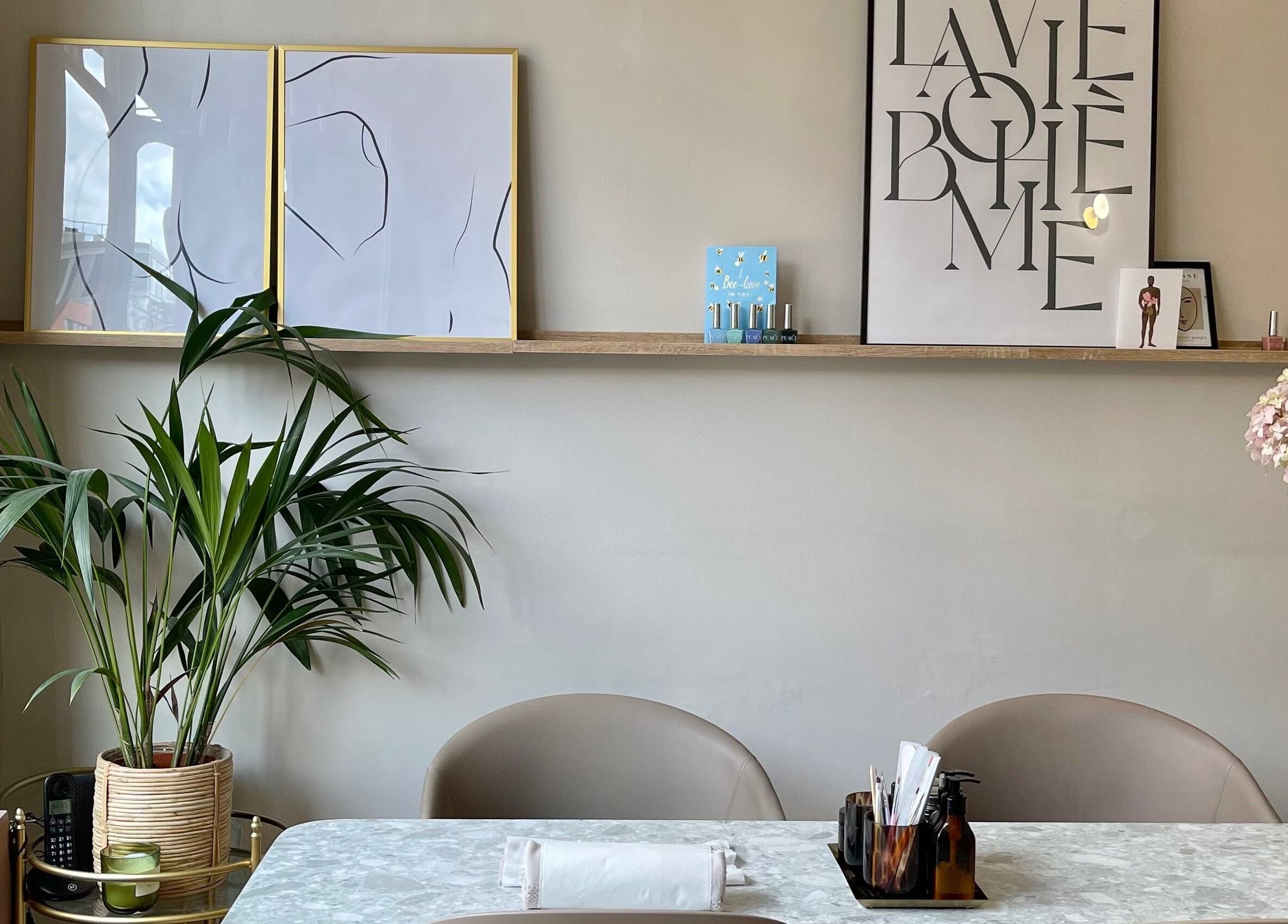 L&W Brixton | BIAB Nails & Brows salon interior with elegant decor, located in London, England, GB.