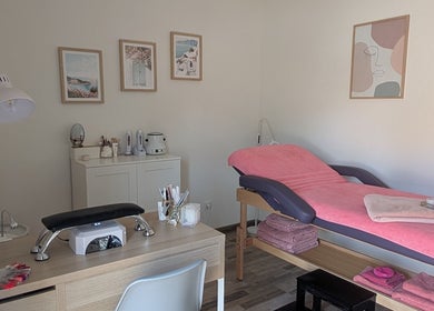 Salle de soin paisible à L'Atelier de Malaurie, Saint-martin-la-pallu, Nouvelle-aquitaine, FR, avec table rose.