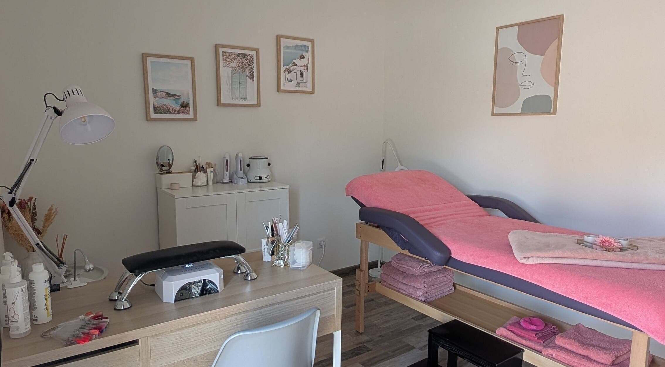 Salle de soin paisible à L'Atelier de Malaurie, Saint-martin-la-pallu, Nouvelle-aquitaine, FR, avec table rose.
