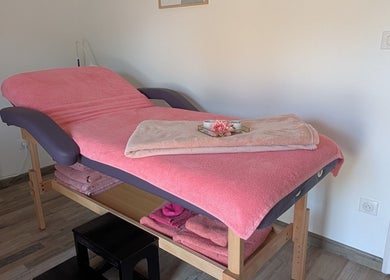 Table de massage rose à L'Atelier de Malaurie, Saint-martin-la-pallu, Nouvelle-aquitaine, FR.