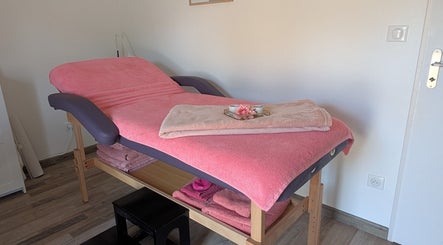 Table de massage rose à L'Atelier de Malaurie, Saint-martin-la-pallu, Nouvelle-aquitaine, FR.