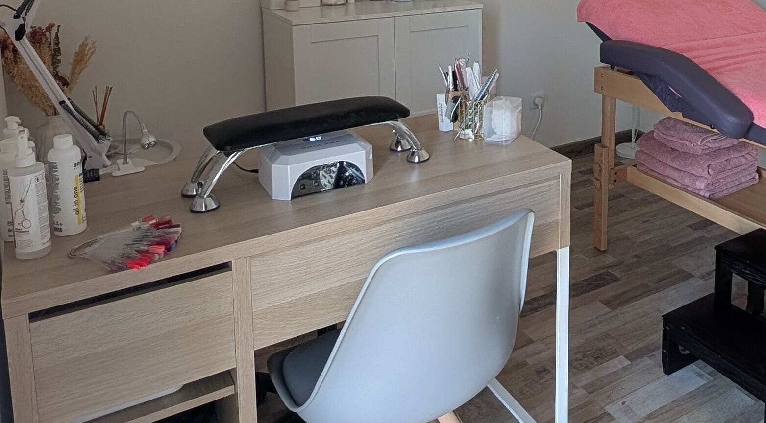 Table de manucure élégante à L'Atelier de Malaurie, Saint-martin-la-pallu, Nouvelle-aquitaine, FR.