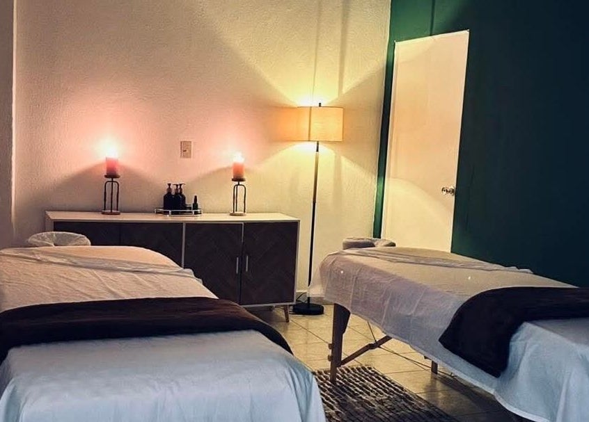 Sala de masajes en Serenity Spa, Loreto, Baja California Sur, MX, con camas dobles, velas y lámpara.