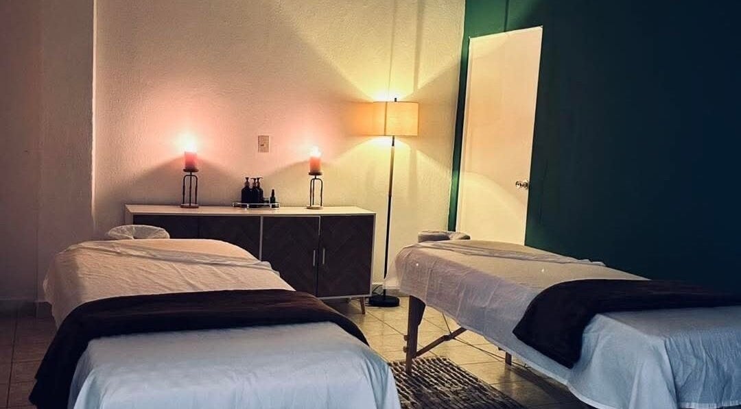 Sala de masajes en Serenity Spa, Loreto, Baja California Sur, MX, con camas dobles, velas y lámpara.