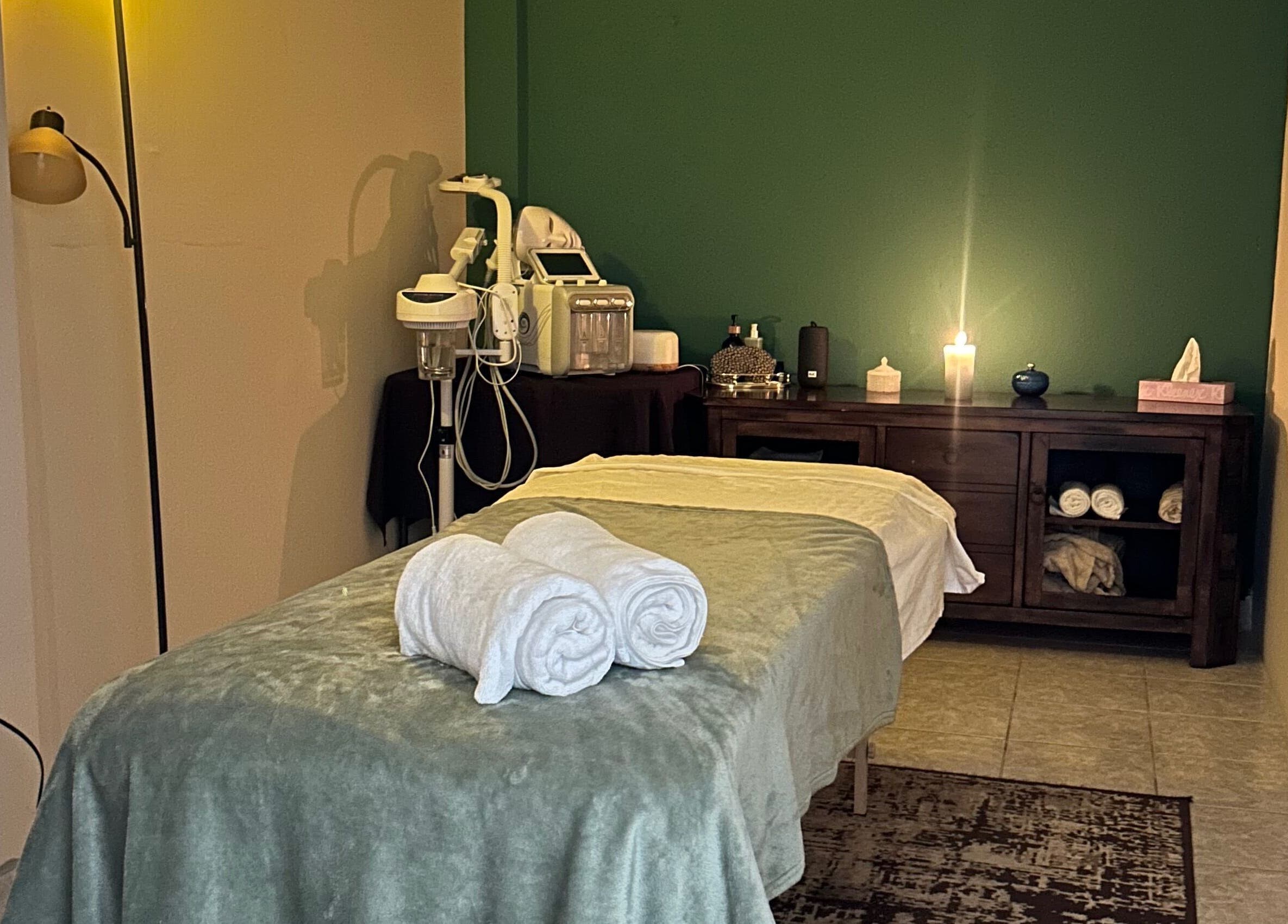 Sala de masajes relajante en Serenity Spa, Loreto, Baja California Sur, MX, con luz tenue y toallas blancas.