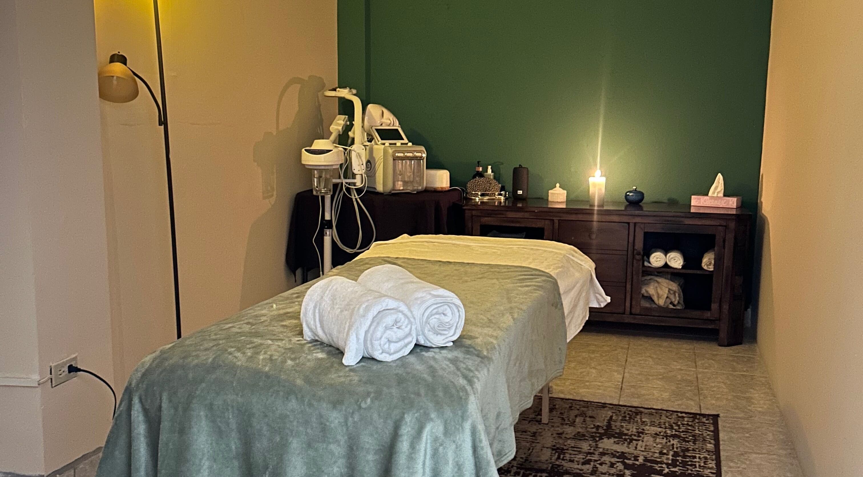 Sala de masajes relajante en Serenity Spa, Loreto, Baja California Sur, MX, con luz tenue y toallas blancas.