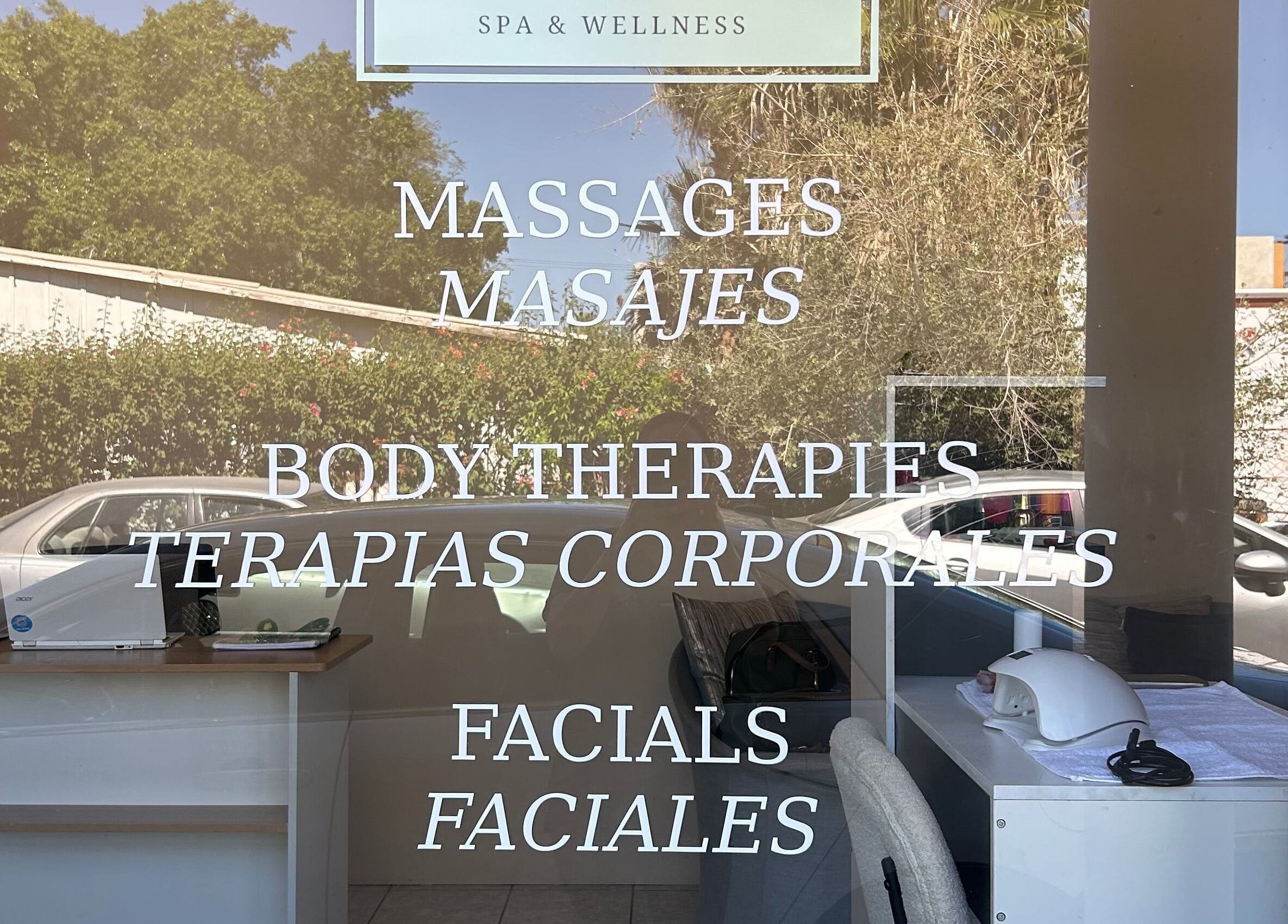 Vista de la entrada de Serenity Spa en Loreto, Baja California Sur, MX, destacando servicios de masajes y faciales.