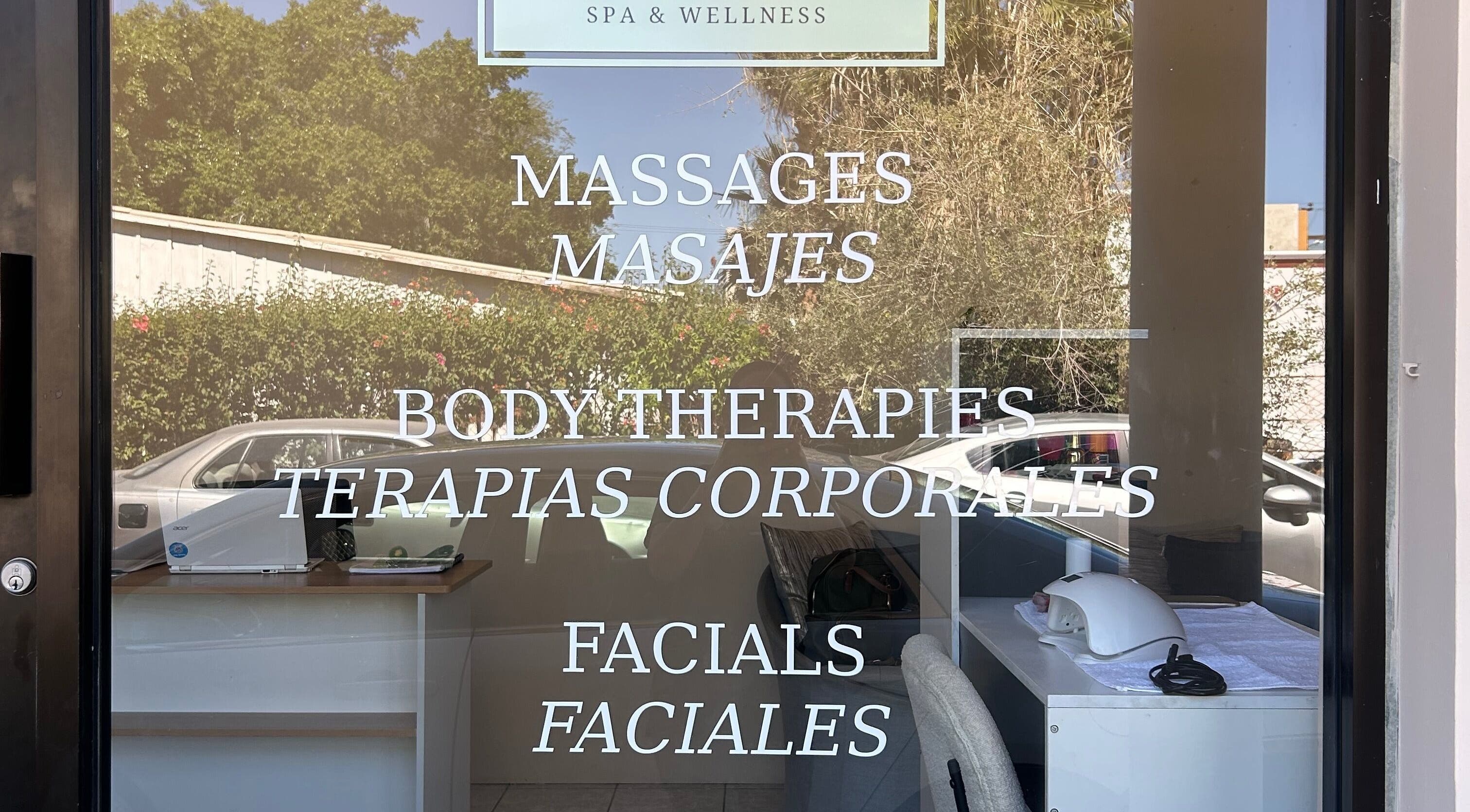 Vista de la entrada de Serenity Spa en Loreto, Baja California Sur, MX, destacando servicios de masajes y faciales.