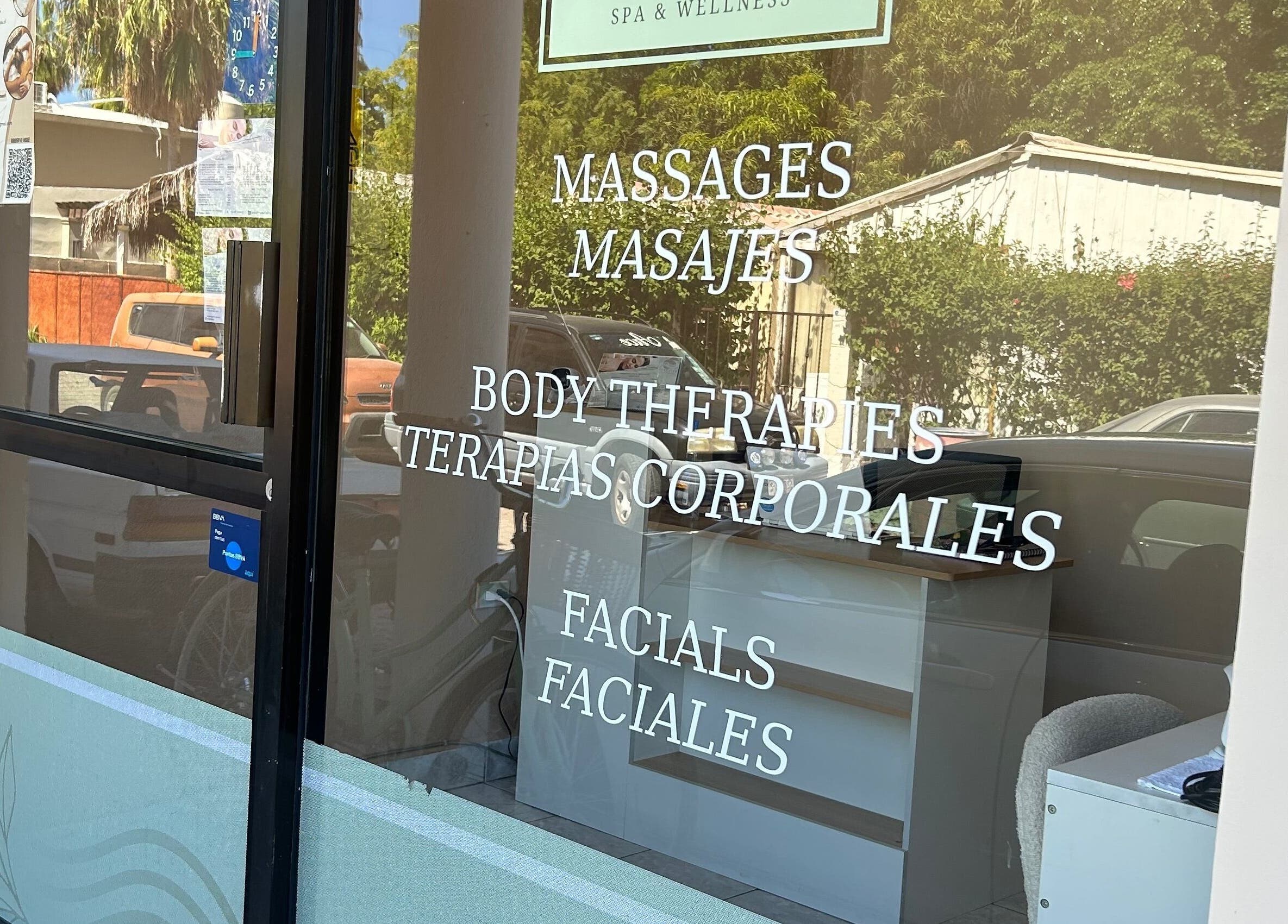Entrada de Serenity Spa en Loreto, Baja California Sur, MX, destacando servicios de masajes y faciales.