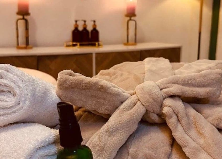 Toallas y bata en Serenity Spa, Loreto, Baja California Sur, MX. Ambiente acogedor de relajación.