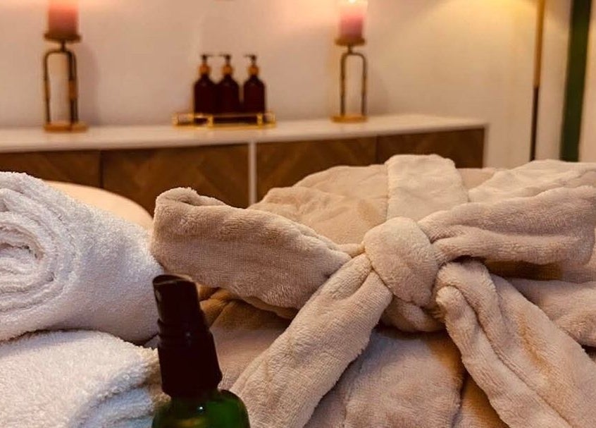 Toallas y bata en Serenity Spa, Loreto, Baja California Sur, MX. Ambiente acogedor de relajación.