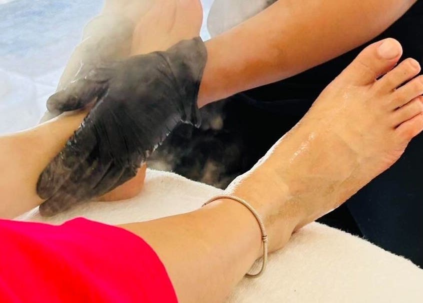 Tratamiento de spa en Serenity Spa, Loreto, Baja California Sur, MX, con atención al masaje de pies.