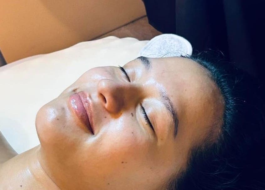 Cliente disfrutando un tratamiento facial en Serenity Spa, Loreto, Baja California Sur, MX.