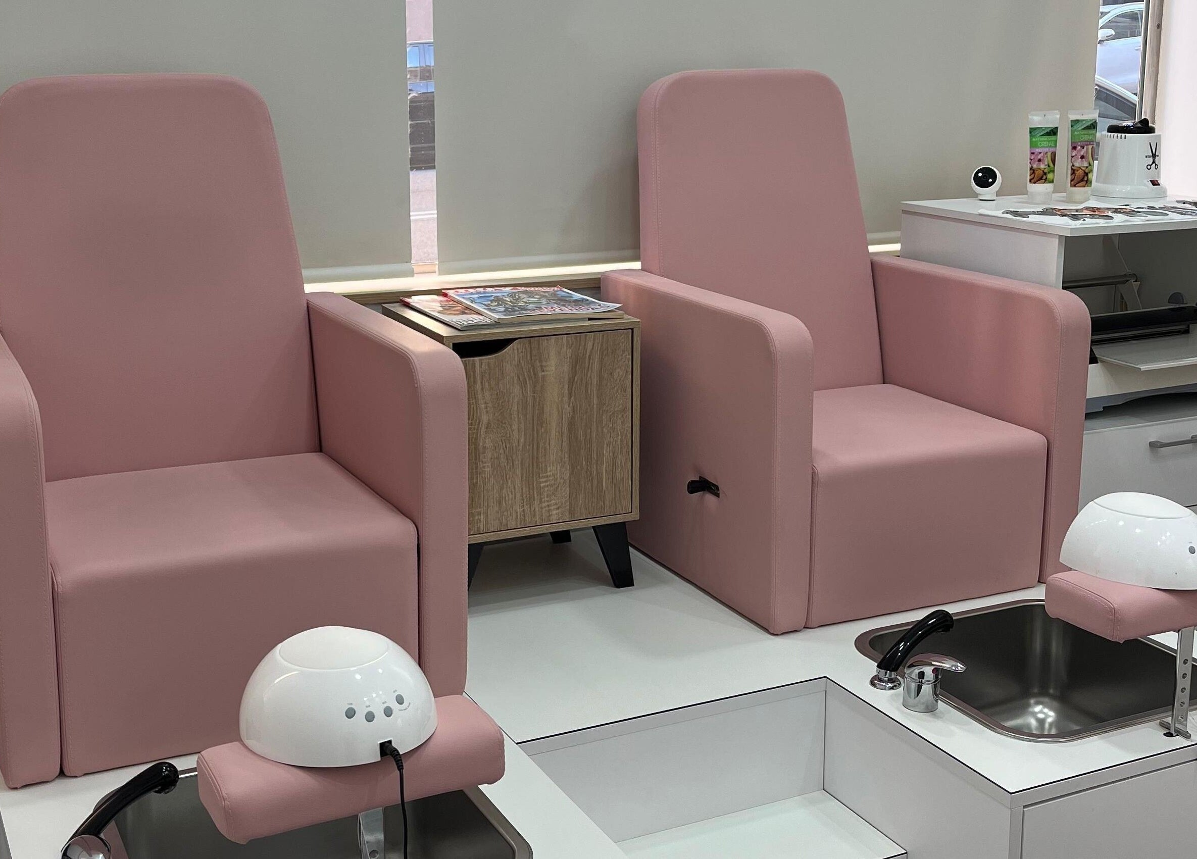 Sillas de pedicura rosas en Mimbi Nails, Lleida, Catalunya, ES. Elegancia y comodidad en cada sesión.