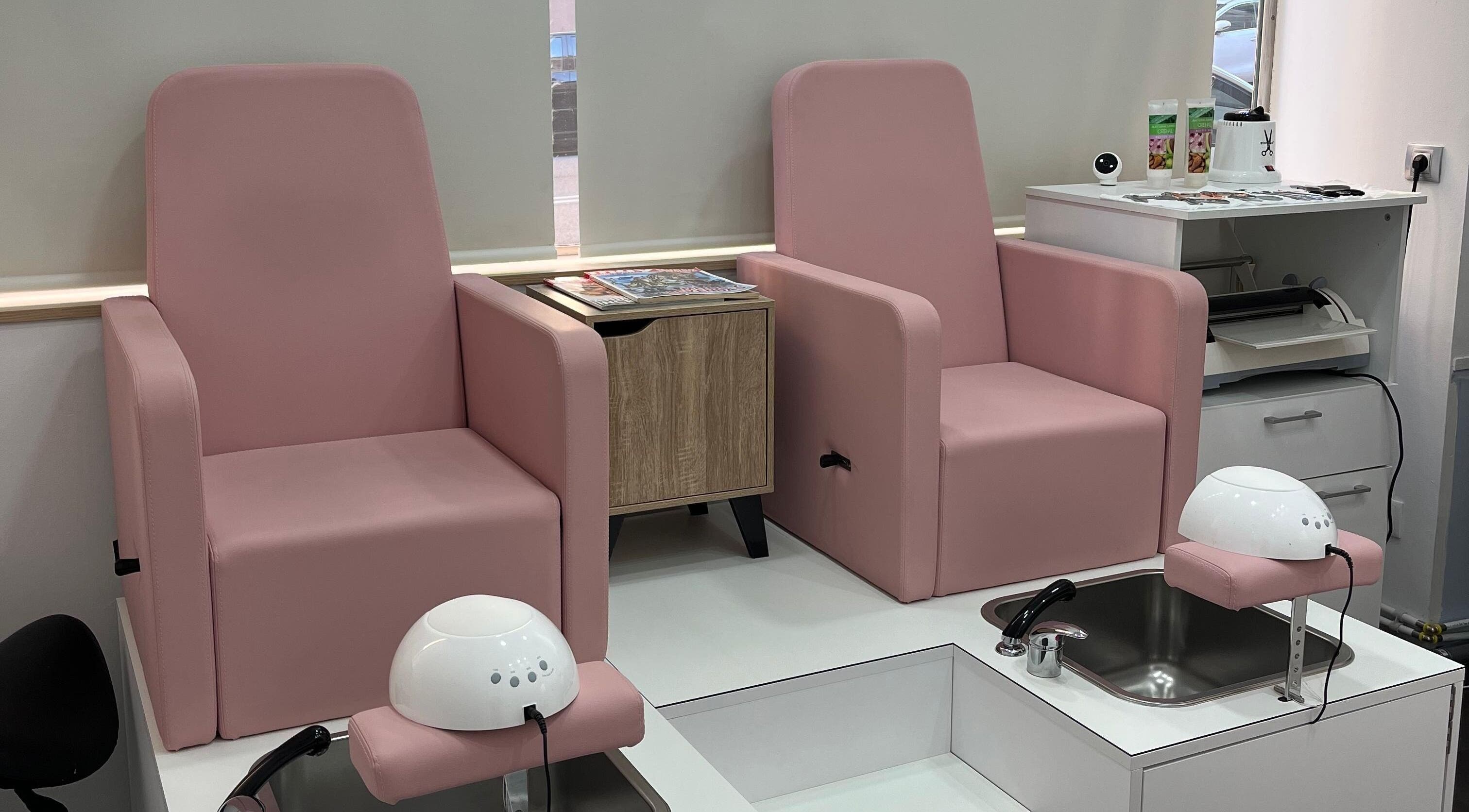 Sillas de pedicura rosas en Mimbi Nails, Lleida, Catalunya, ES. Elegancia y comodidad en cada sesión.