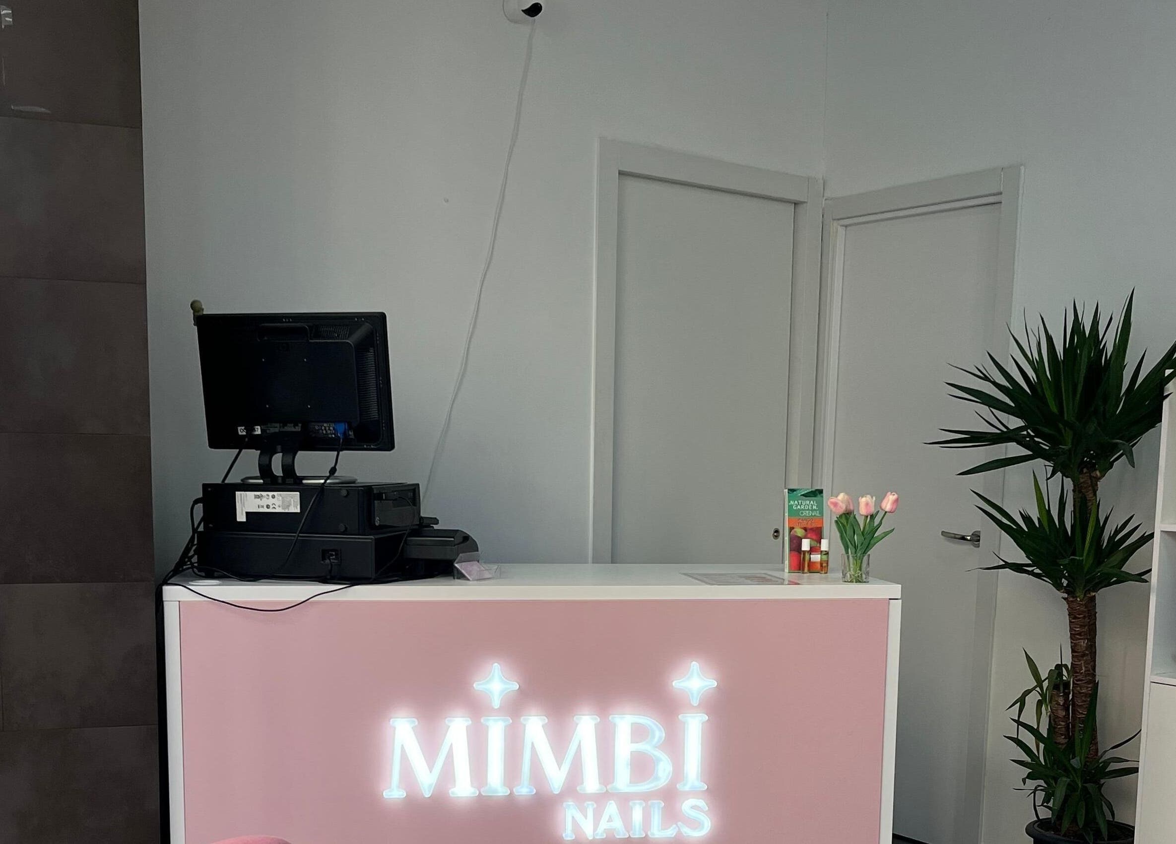 Recepción de Mimbi Nails en Lleida, Catalunya, ES, destacando el mostrador iluminado y decoración moderna.