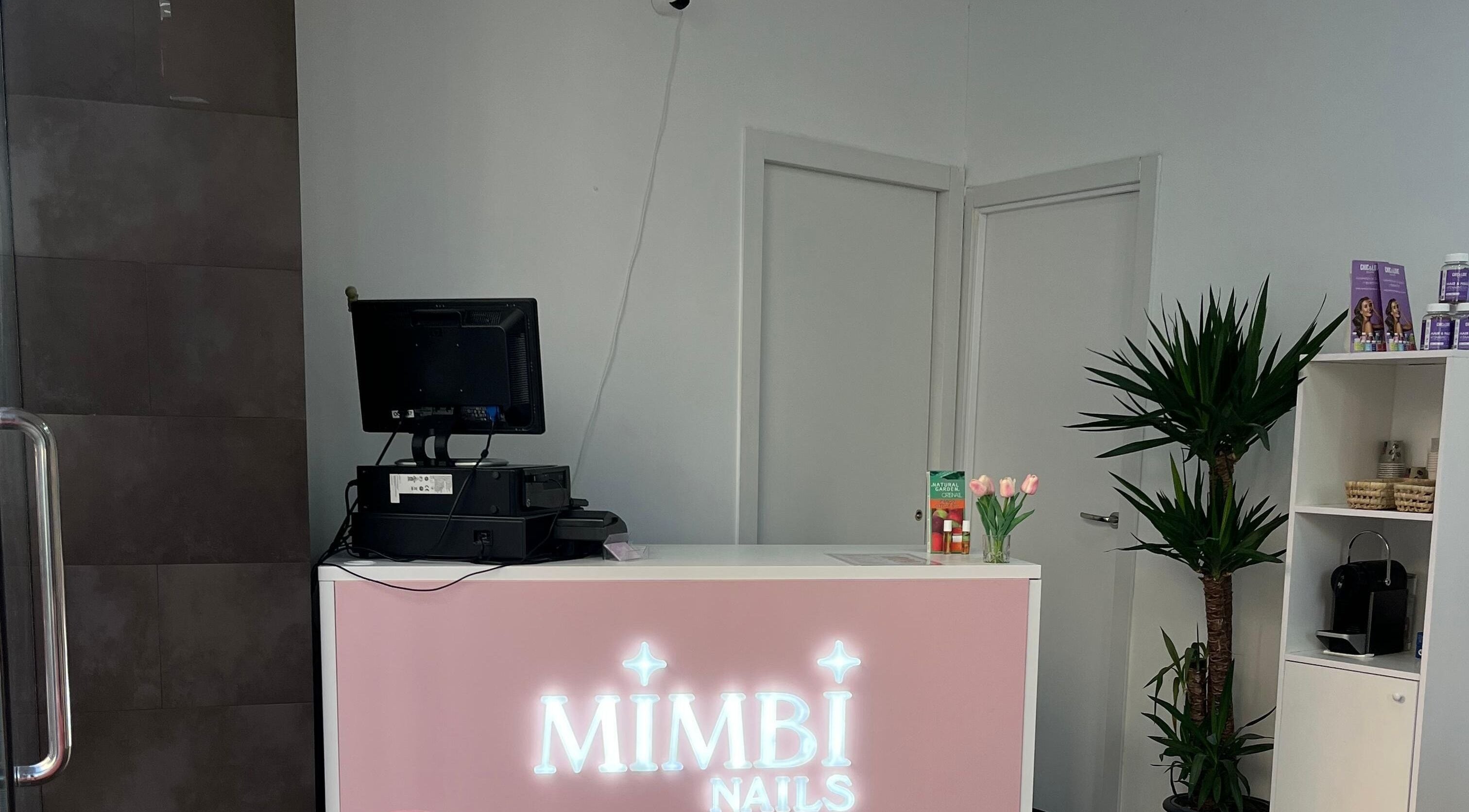 Recepción de Mimbi Nails en Lleida, Catalunya, ES, destacando el mostrador iluminado y decoración moderna.