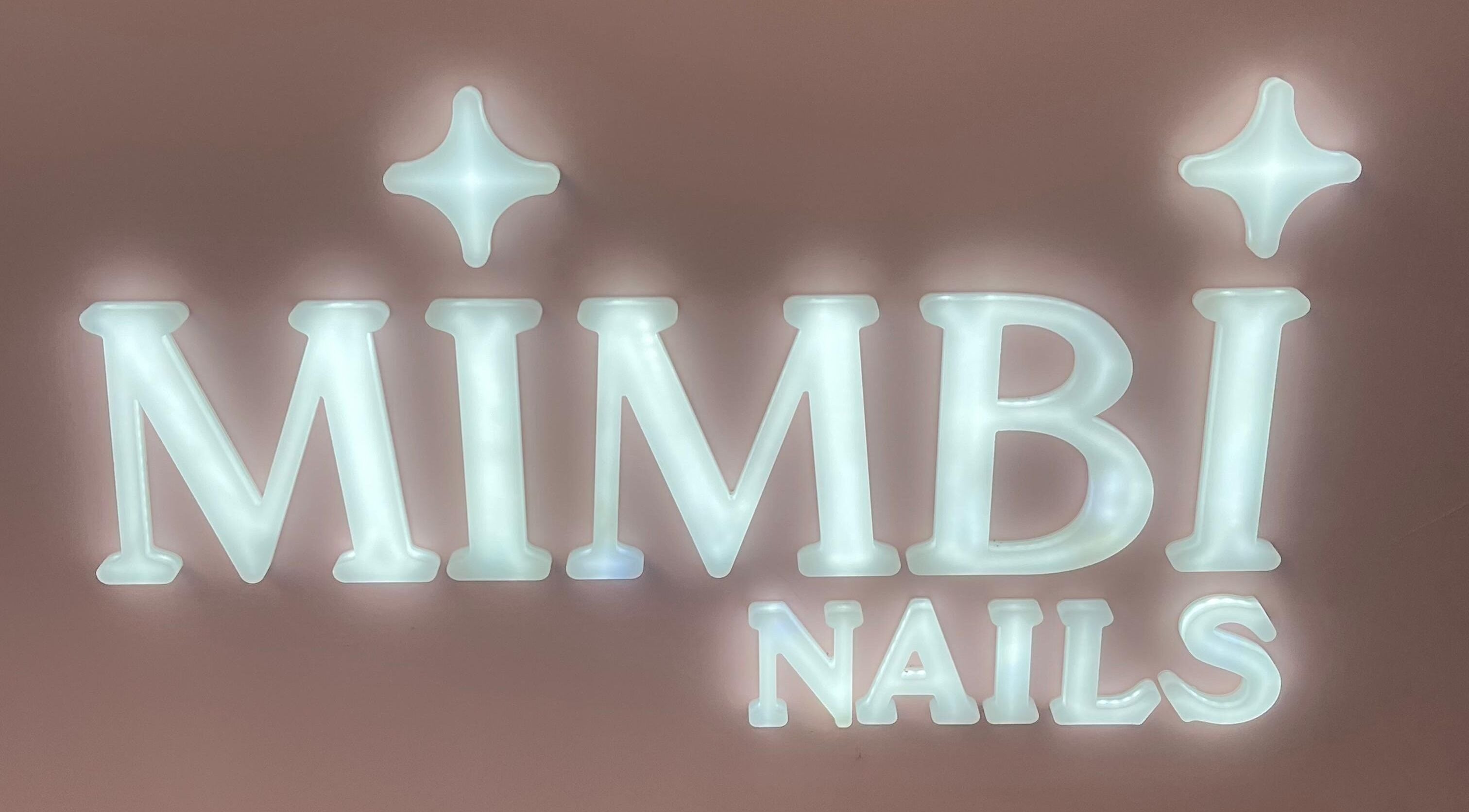 Cartel iluminado de Mimbi Nails en Lleida, Catalunya, ES, destacándose sobre un fondo rosado.