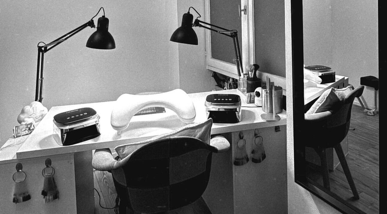 Station de manucure à Luxury Nails Metz, Metz, Grand Est, FR, avec éclairage et équipements modernes.