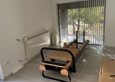 Пилатес уред в светла зала на SJ Physio & Pilates, София, Област София, BG.