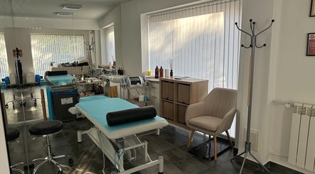 Интериор на SJ Physio & Pilates, София, Област София, BG. Комфортно обзаведено помещение за физиотерапия.