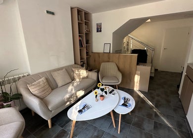 Комфортна всекидневна в SJ Physio & Pilates, София, Област София, BG, с мека мебел и декорация.