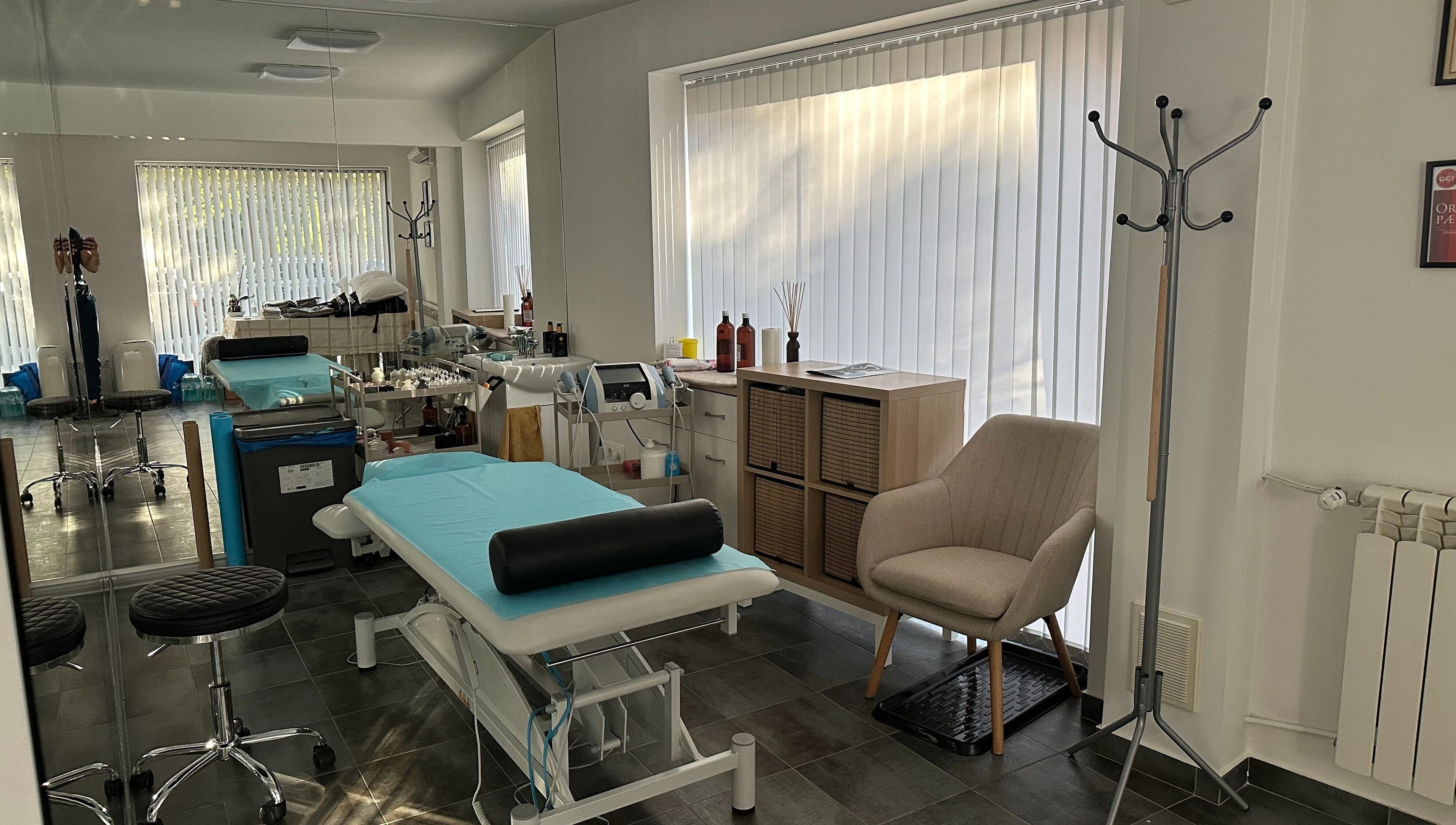 Модерен кабинет в SJ Physio & Pilates, София, Област София, BG, с удобни мебели и оборудване.