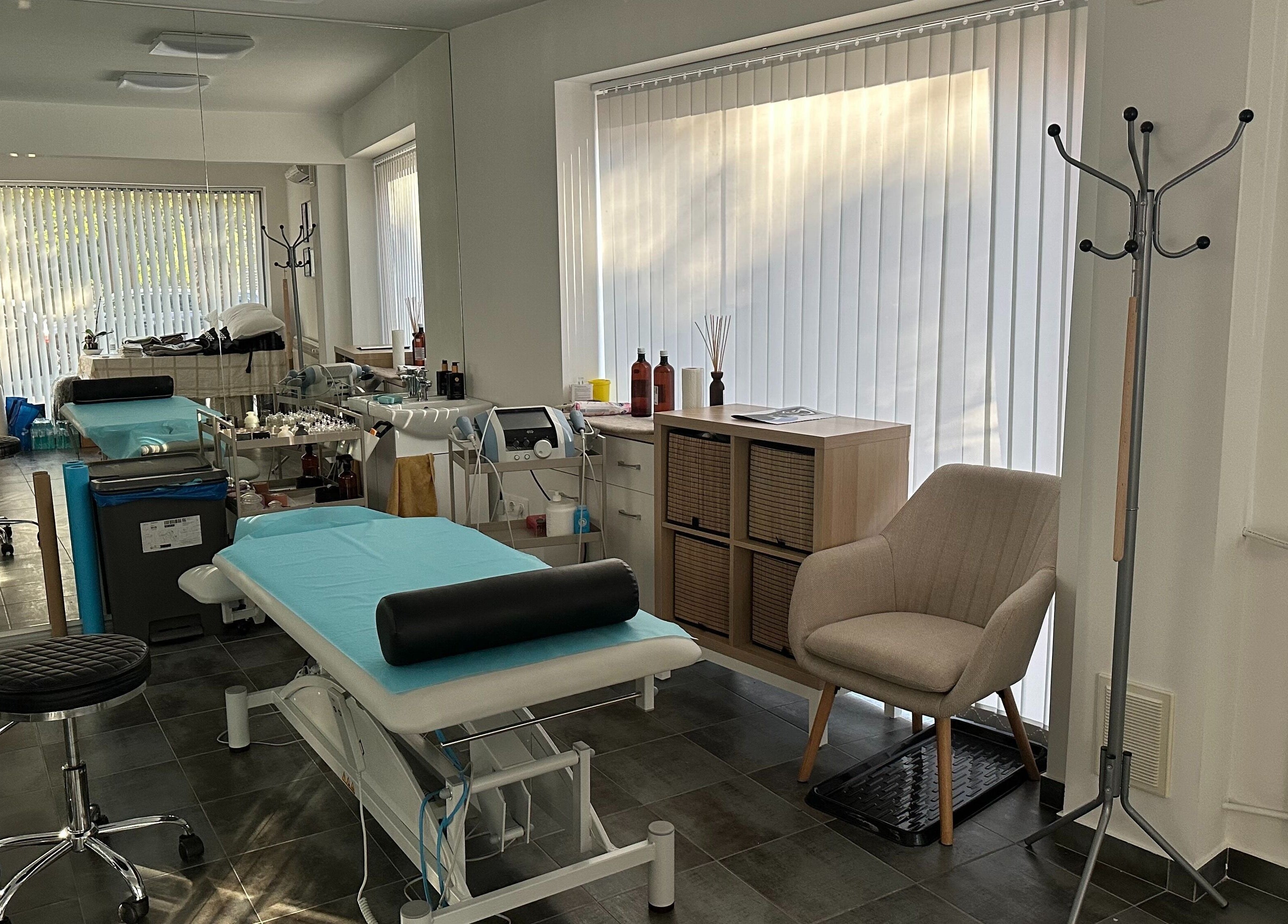 Модерен кабинет в SJ Physio & Pilates, София, Област София, BG, с удобни мебели и оборудване.